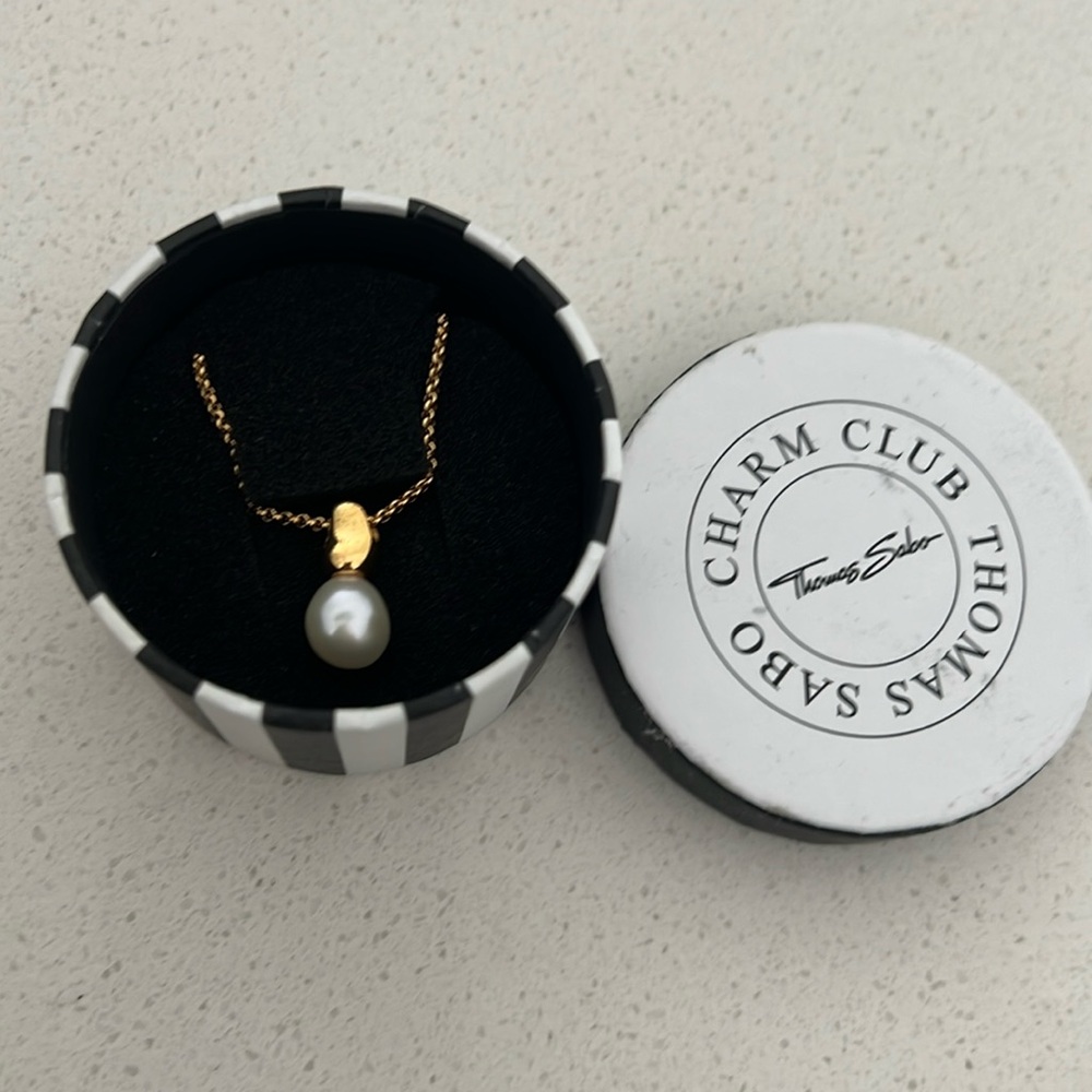 Ladies necklace with pearl charm